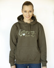 Laden Sie das Bild in den Galerie-Viewer, &quot;Follow your heart&quot; Hoodie Olive Grün - Biniebo
