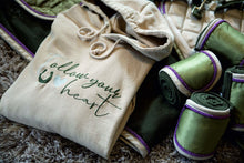 Laden Sie das Bild in den Galerie-Viewer, &quot;Follow your heart&quot; Hoodie sand - Biniebo
