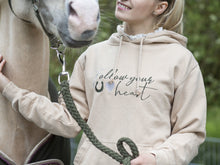 Laden Sie das Bild in den Galerie-Viewer, &quot;Follow your heart&quot; Hoodie sand - Biniebo

